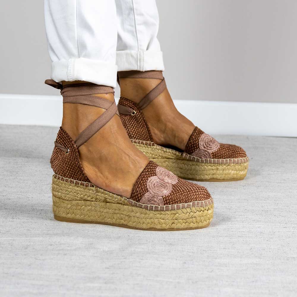 Alpargata con cuña Alma Marrón.