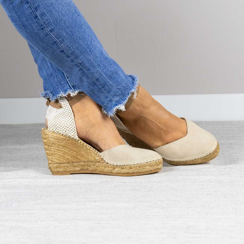 Alpargata de cuña alta Greta color beig de piel serraje y yute Maretas