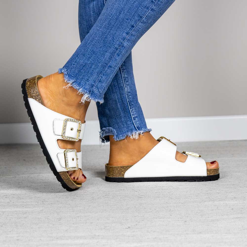 BioMacarenaBlanco1 Vista lateral de sandalia cómoda bio Macarena de charol blanco para mujer Maretas