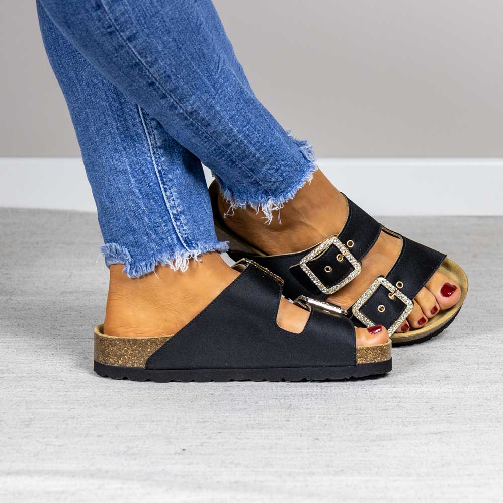 Vista lateral de sandalia cómoda bio Macarena de raso negro para mujer Maretas
